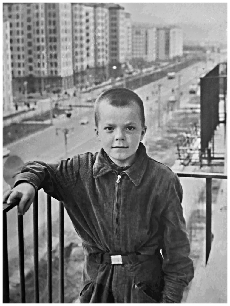На балконе, 21 апреля 1961, г. Москва. Фотография из архива Александра Борисовича Оськина.
