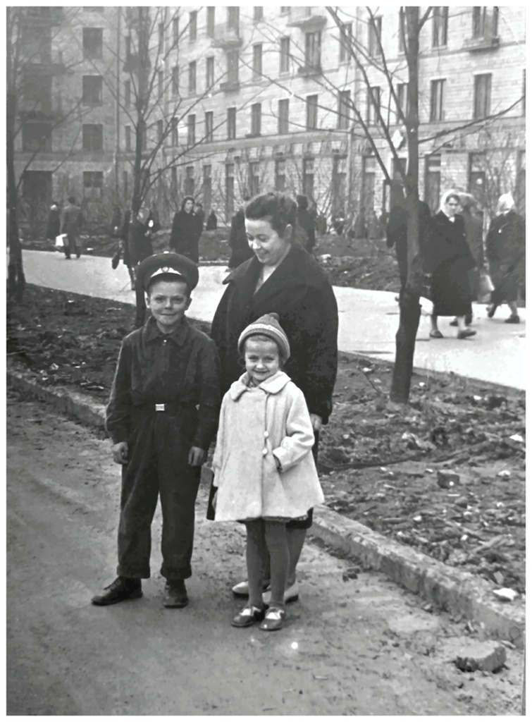 Родственники, 21 апреля 1961, г. Москва. Фотография из архива Александра Борисовича Оськина.Выставка «Апрельская прогулка» с этой фотографией.