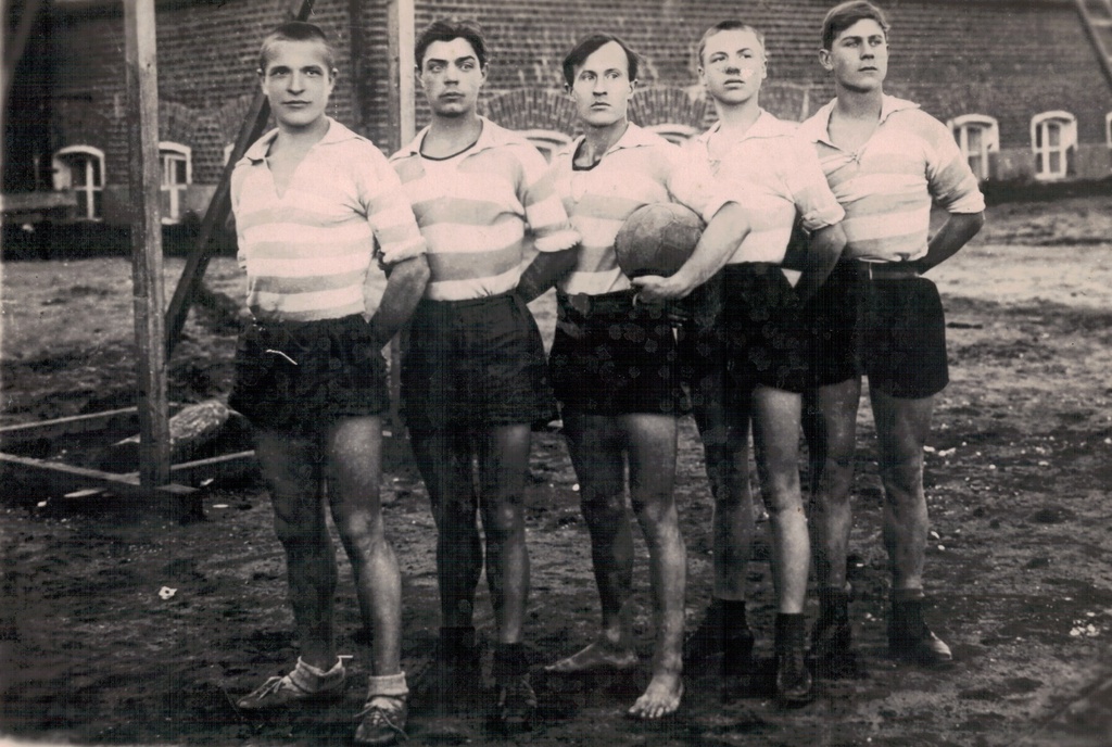 Баскетбольная команда красильно-отделочной фабрики «Победа пролетариата», 1924 - 1925, г. Егорьевск. Д. И. Самсонов, Петя Аржанников (слесарь фабрики), Мих.С. Сидоров (электрик фабрики), С. И. Колодкин&nbsp; (рабочий спиценаборной машины), Иван Смирнов.&nbsp;