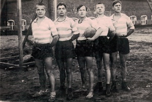 Баскетбольная команда красильно-отделочной фабрики «Победа пролетариата», 1924 - 1925, г. Егорьевск. Д. И. Самсонов, Петя Аржанников (слесарь фабрики), Мих.С. Сидоров (электрик фабрики), С. И. Колодкин&nbsp; (рабочий спиценаборной машины), Иван Смирнов.&nbsp;