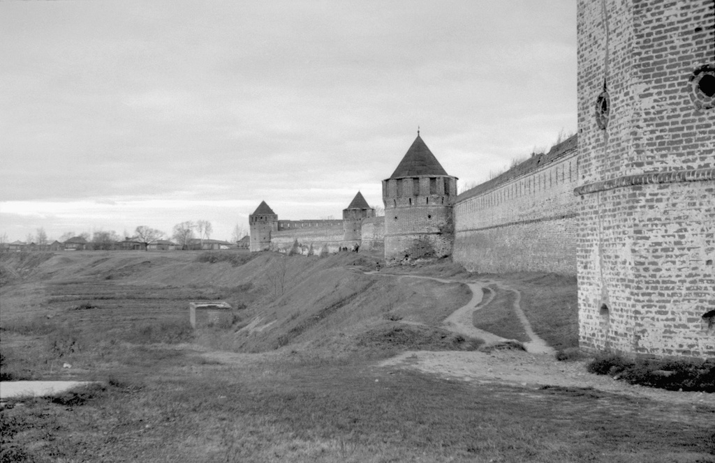 Старая крепостная стена в Суздале, 1 апреля 1982 - 31 октября 1983, Владимирская обл., г. Суздаль. Выставка «На выходные в Суздаль» с этим снимком.&nbsp;