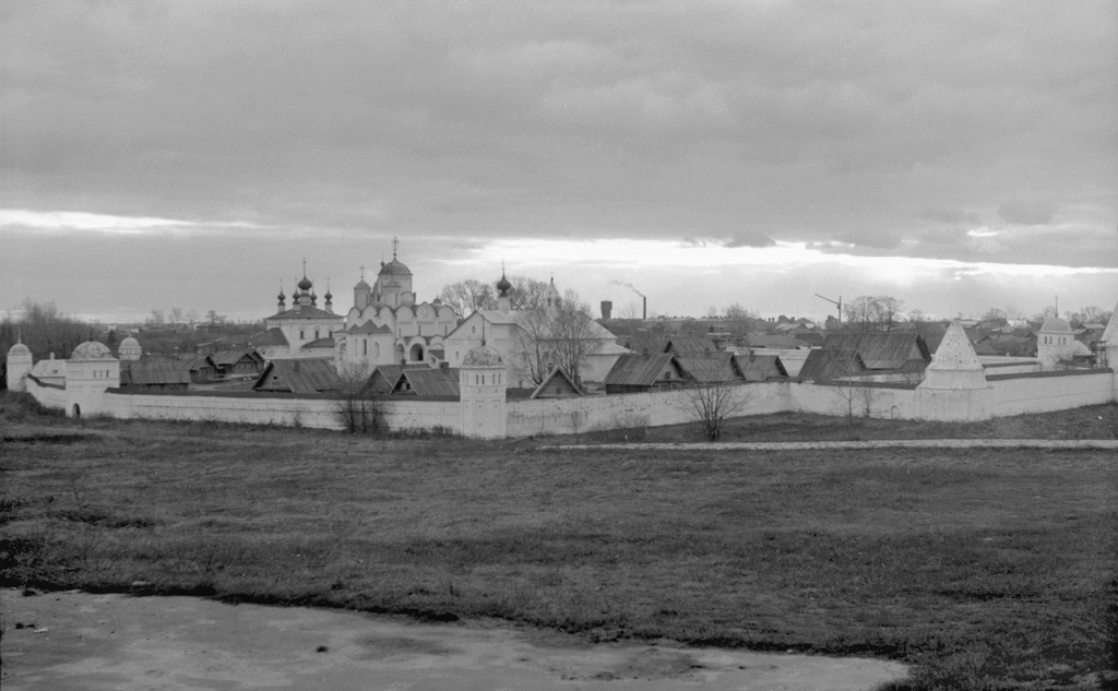 Покровский монастырь в Суздале, 1 апреля 1982 - 31 октября 1983, Владимирская обл., г. Суздаль. Выставка «На выходные в Суздаль» с этим снимком.&nbsp;