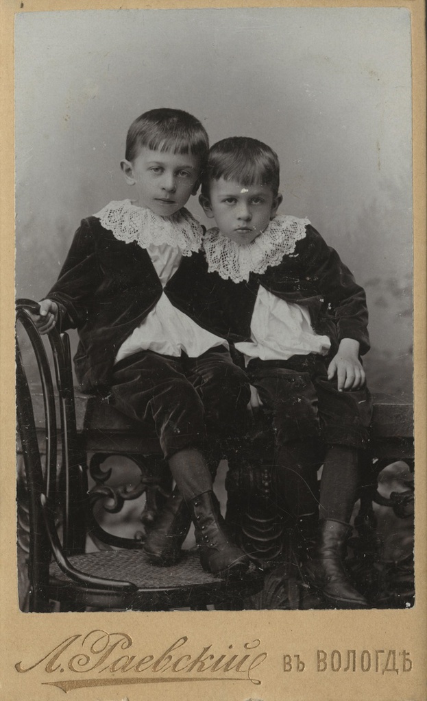 Портрет двух мальчиков, 1900-е, Вологодская губ., г. Вологда. Видео&nbsp;«Мечта всех детей» с этой фотографией.&nbsp;