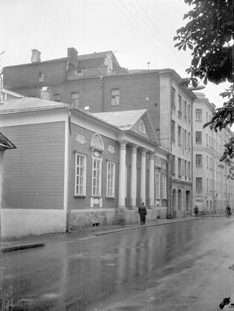 Московские дома и улицы 80-х годов, 1 мая 1984 - 31 октября 1985, г. Москва. Дом Сытина построен в 1804 году.Выставка «Без фильтров–3. Любительская фотография 80-х» с этой фотографией.