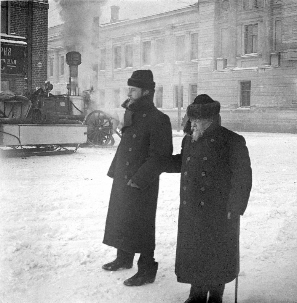 Локомобиль у пекарни, 1910 - 1913, г. Ярославль. Большая Романовская улица в 1924 году переименована в Некрасовскую, с конца 1950-х стала называться улицей Некрасова.Фотография из коллекции фотолюбителя Георгия Владимировича Несытова и его отца Владимира Ивановича Несытова, которую прислал Александр Анатольевич Акилов.