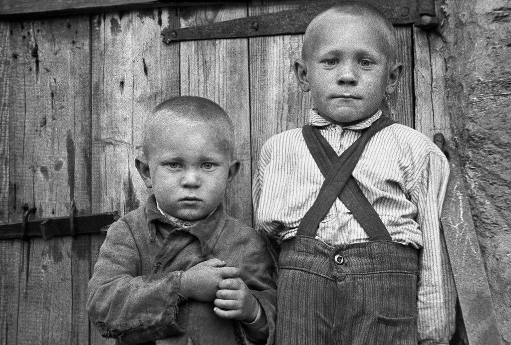 Сельские дети, июнь - август 1955, Рязанская обл., Скопинский р-н, с. Березняги. Выставка «Детские глаза поколений» с этой фотографией.