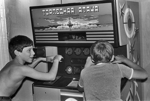 Игровой автомат, июнь - август 1985, Московская обл., Рузский р-н, дер. Федчино. Пионерлагерь «Юность» московского завода «Эра».В июне–августе 1985 года я все еще отбывал трехлетний срок молодого специалиста в конструкторском бюро при московском заводе «Эра». Работы не было, вернее она была, но только у начальника лаборатории, в которой я числился. Поэтому моя служба в КБ была печальной.Чтобы как-то скрасить свое пребывание в КБ к лету я напросился работать освобожденным фотографом в пионерский лагерь «Юность» при заводе.Такими «освобожденными» от работы были все сотрудники лагеря – вожатые, работники кухни, электрики, водители…Я старался снимать жизнь пионерского лагеря так, чтобы снимки стали интересны любому человеку с улицы, а не только детям и их родителям.Выставки&nbsp;«Счастливая "Юность"», «Без фильтров–3. Любительская фотография 80-х» и «В августе 1985-го» с этой фотографией.