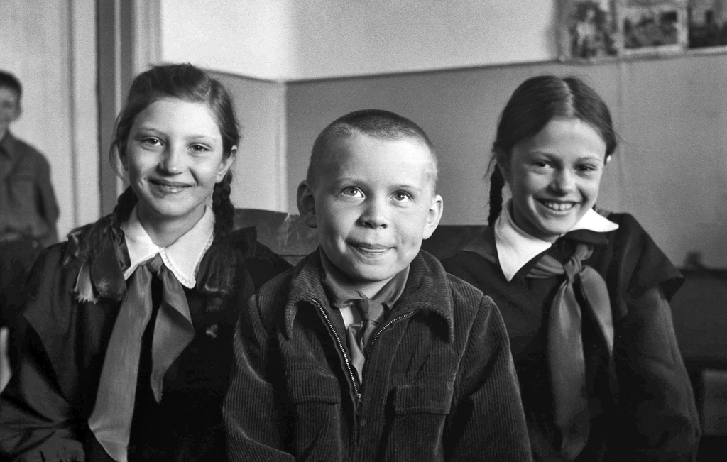 1953 1956 год. Тикси 2008 школа. ЯАССР дети фото современные.