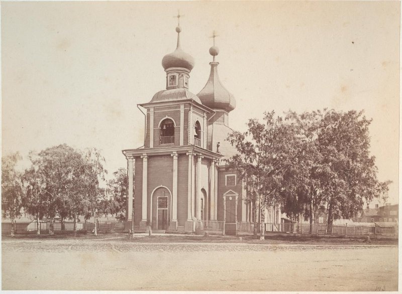 Церковь Святой Троицы на Петербургской стороне, 1865 - 1869, г. Санкт-Петербург. Основан в 1709 году. Собор неоднократно перестраивался из-за пожаров. Разрушен в 1933 году. В 2002–2003 годах в память об уничтоженном Троице-Петровском соборе была возведена часовня Троицы Живоначальной.Выставка «Петербург Альфреда Лоренса» с этой фотографией.