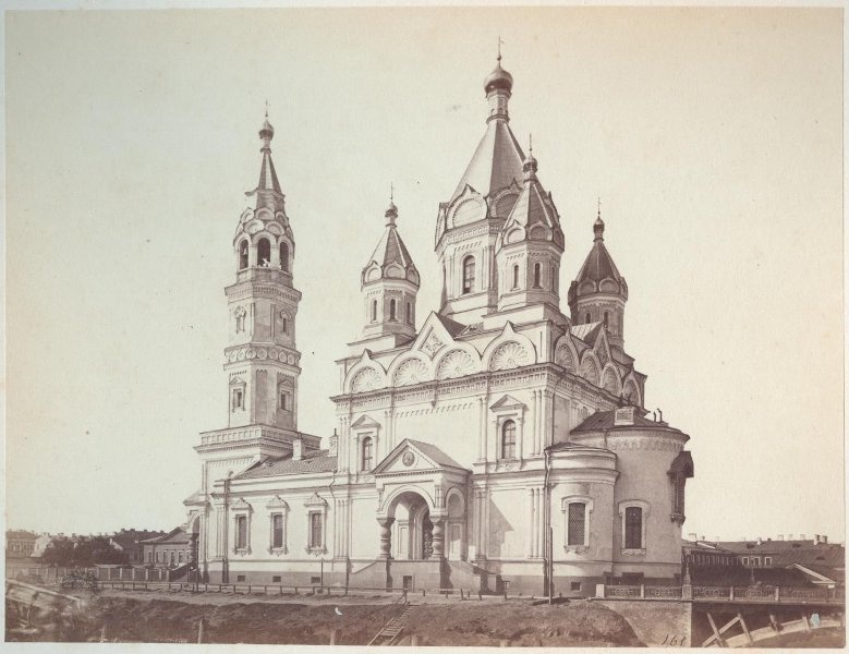 Мирониевская церковь Егерского полка, 1865 - 1869, г. Санкт-Петербург. Даты строительства: 1850–1855 годы. Автор проекта – Константин Тон.В 1930 году здание храма было закрыто и использовалось как хранилище. В 1934 году храм был снесен.&nbsp;Был также разрушен и засыпан склеп с героями Первой мировой войны. К этому времени те немногие бывшие офицеры и чиновники Лейб-егерского полка, кто еще проживал в Ленинграде, были арестованы и в 1931 году расстреляны по известному «Гвардейскому делу». Выставка «Петербург Альфреда Лоренса» с этой фотографией.