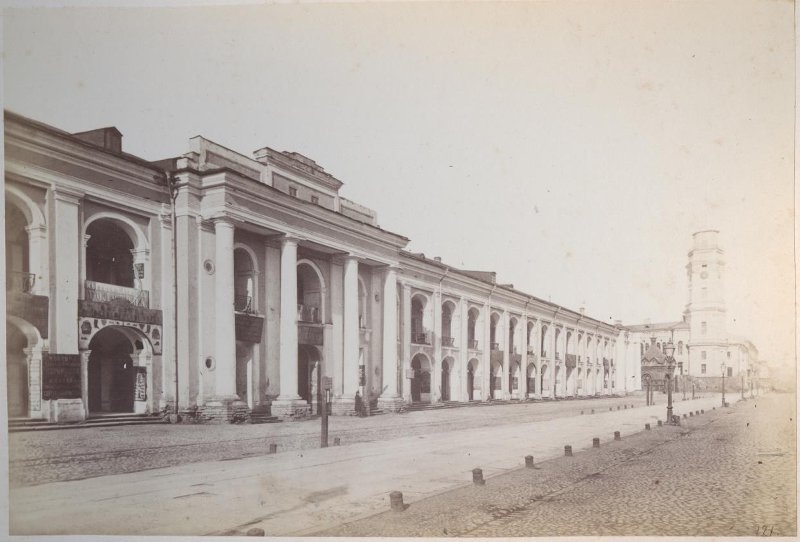 Гостиный двор, 1865 - 1870, г. Санкт-Петербург. Построен в 1761–1785 годах по проекту архитекторов Франческо Растрелли и&nbsp;Жана-Батиста-Мишеля Валлен-Деламота. За Гостиным двором видна часовня Христа Спасителя,&nbsp;освященная 12 ноября 1861 года и снесенная в 1929 году&nbsp;по требованию общества «Старый Петербург – Новый Ленинград» как «уродливая».Выставка «Петербург Альфреда Лоренса» с этой фотографией.