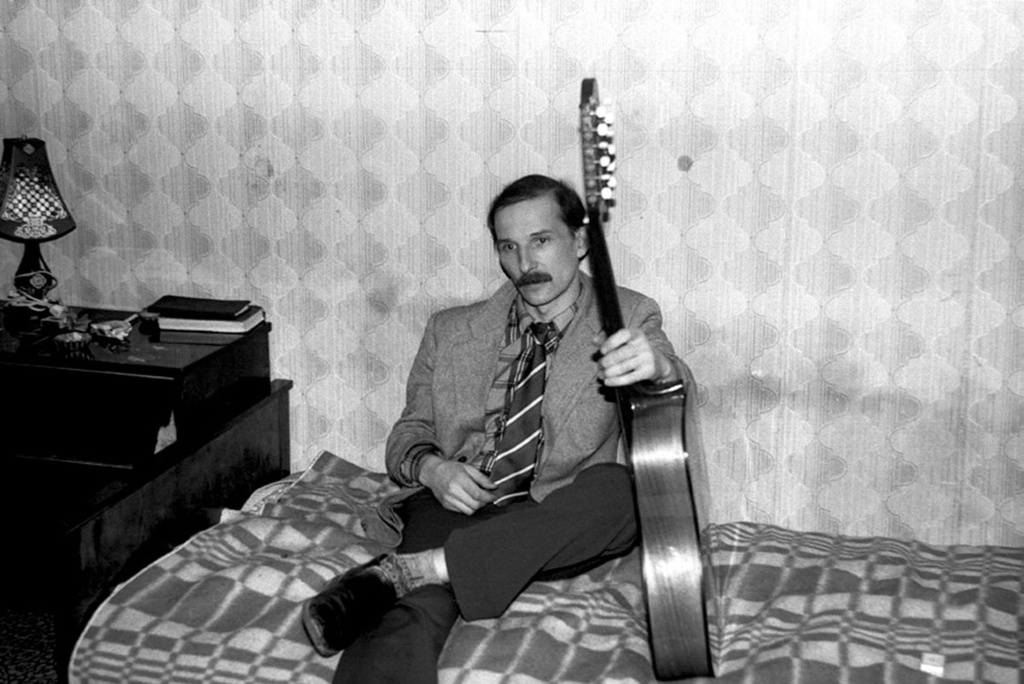Петр Мамонов, солист группы «Звуки Му», 1985 год, г. Москва. Выставка «Когда все были молодыми» с этой фотографией.