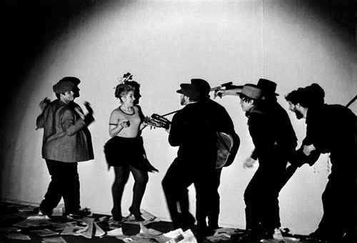 Сцена из спектакля Театра на Таганке «10 дней, которые потрясли мир», 1960-е, г. Москва