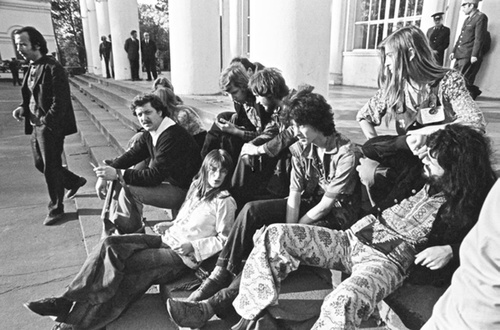 Группа хиппи у входа на выставку, 1975 год, г. Москва