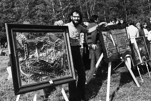 Художник Борух (Борис Штейнберг) рядом со своими работами на выставке в Измайлове, 1974 год, г. Москва
