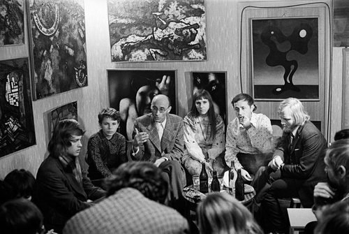 Коллекционер Александр Глезер (в белой рубашке) и художник Оскар Рабин (в очках) среди участников предстоящей «Бульдозерной выставки», 1974 год, г. Москва