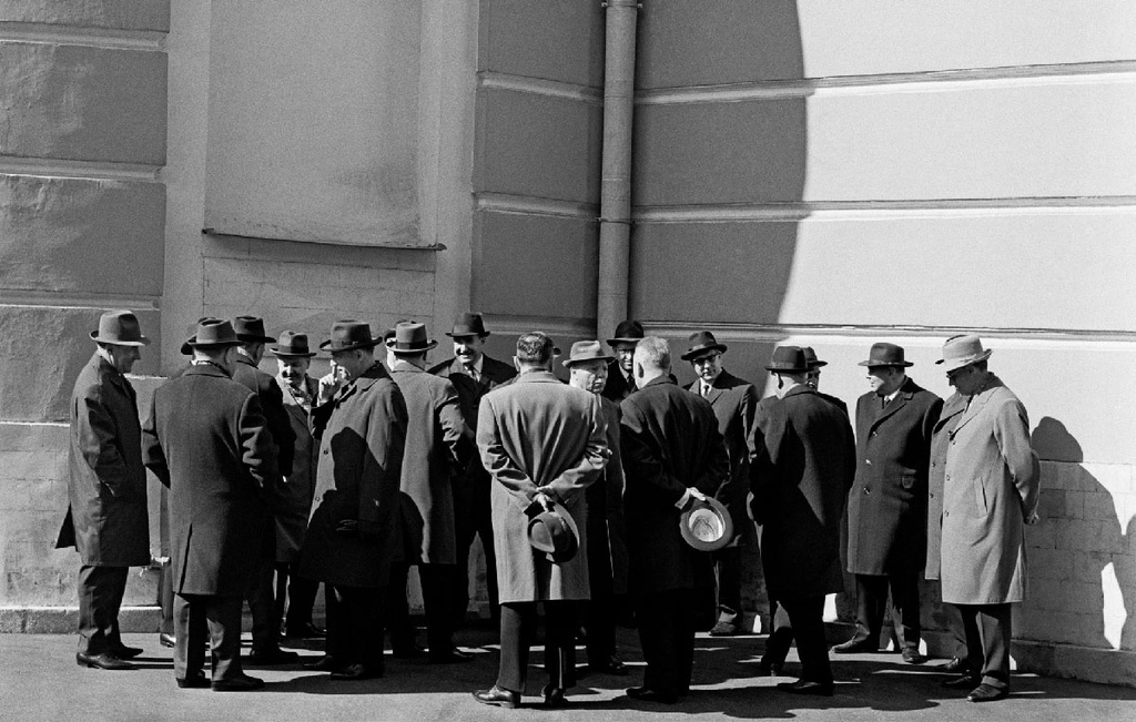 За Кремлевской стеной перед парадом, 1965 год, г. Москва. Выставка «Пора надевать пальто!» с этой фотографией.