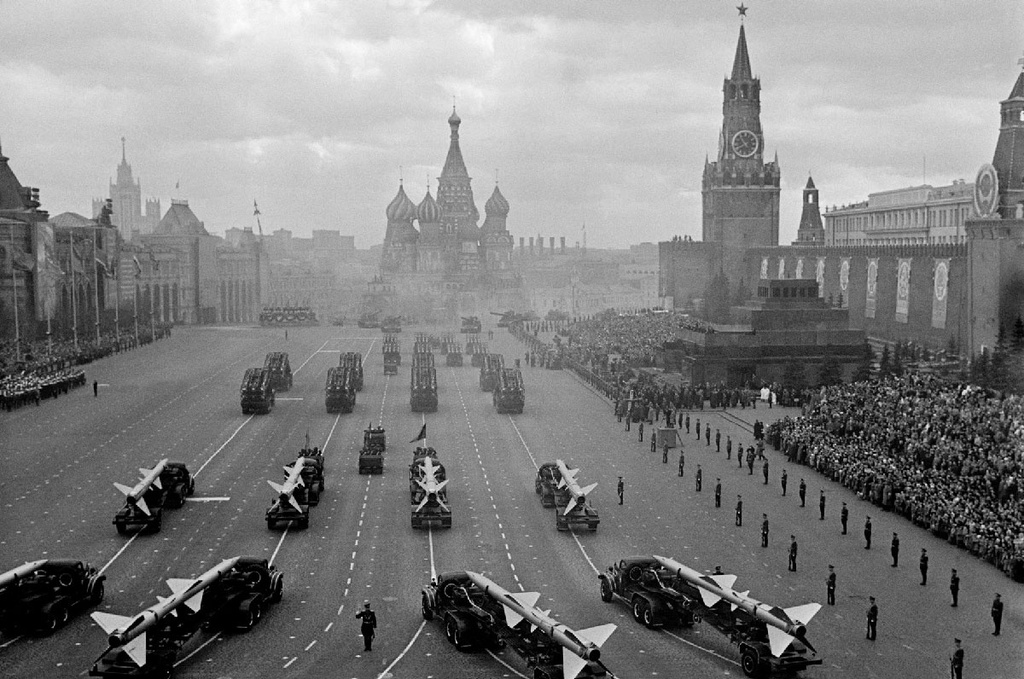 Парад на Красной площади, 9 мая 1965, г. Москва. Выставка «Кто с мечом к нам придет…» с этой фотографией.