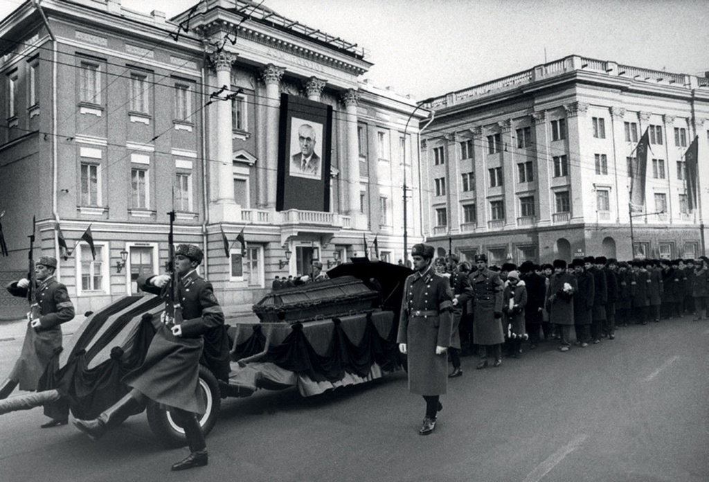 Прощание с Юрием Андроповым, 14 февраля 1984, г. Москва. Выставка «Как хоронили лидеров СССР» с этой фотографией.
