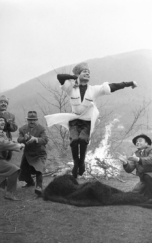 Лезгинка в исполнении танцора Махмуда Эсамбаева, 1971 год, Чечено-Ингушская АССР, г. Грозный. Выставка «Избранное из избранного» с этой фотографией.