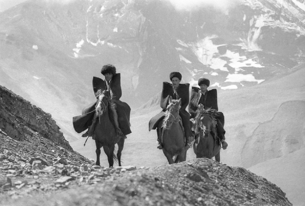 Джигиты, 1968 год, Дагестанская АССР. Выставка «В горах», видео «Общий поэт» с этой фотографией.