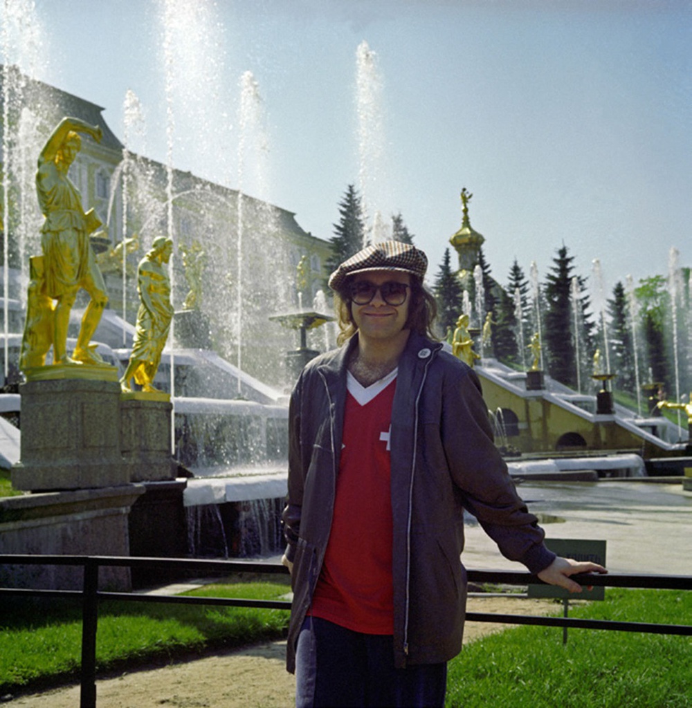 Элтон Джон во время посещения Петродворца, 1979 год, г. Петродворец. В 1997 году городу возвращено название Петергоф.Выставка «Петергоф: красота побеждает» с этим снимком.&nbsp;