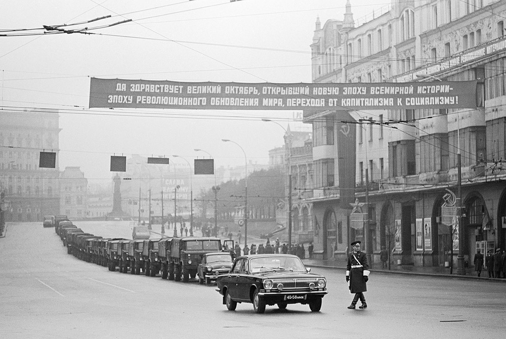 Проспект Маркса, ноябрь 1972, г. Москва. В 1990 году проспект Маркса был разделен на три улицы с историческими названиями: Театральный проезд, Охотный Ряд и Моховая улица.