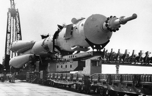 Транспортировка ракеты-носителя «Союз» и космического корабля «Союз-19» на стартовую позицию, 1975 год, Казахская ССР