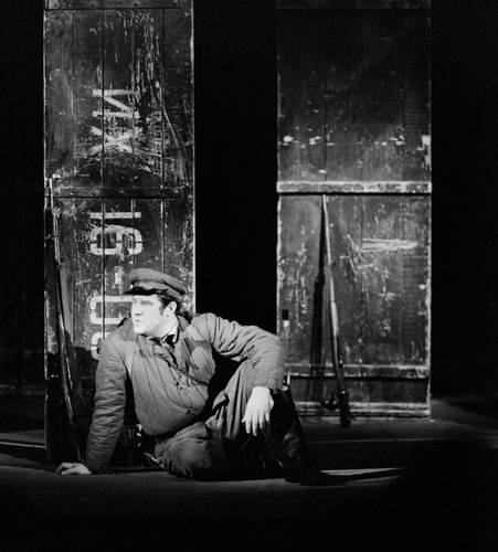 Актер Виталий Шаповалов в спектакле Театра на Таганке «А зори здесь тихие», 1970-е, г. Москва