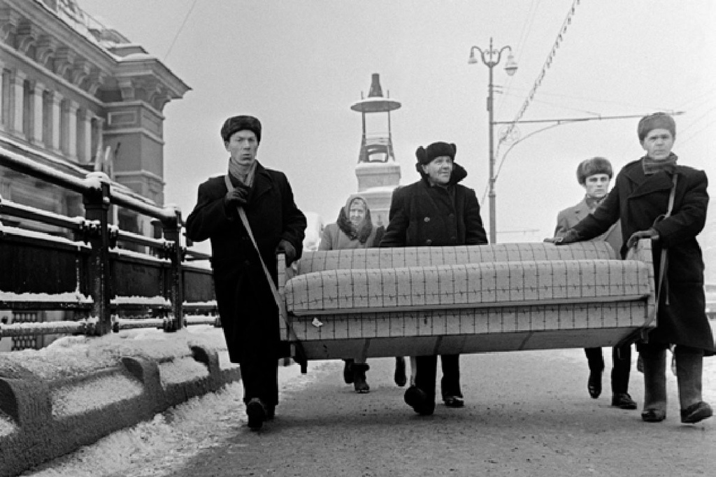 «Нашли выход», 1969 год, г. Москва. Выставка «Пора надевать пальто!» с этой фотографией.