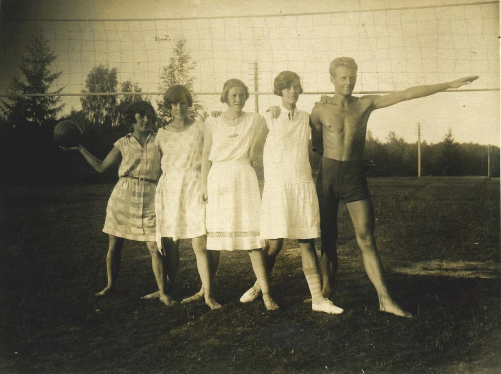 Летом в Измайлово, 1928 год, г. Москва. Моя мама, Нина Владимировна Шпор (в центре), со своими двоюродными сестрами Еленой и Ниной (рядом) и братом Юрием Лерами.&nbsp;Измайловский лесопарк.Выставка «Летние фрагменты 1920-х» с этой фотографией.