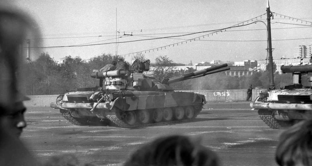 «Танки только что отстрелялись по Белому Дому», 4 октября 1993, г. Москва. Выставка «Танки, еще танки, еще больше танков!» с этой фотографией.&nbsp;Октябрьское восстание 1993 года.Ныне Новый Арбат.