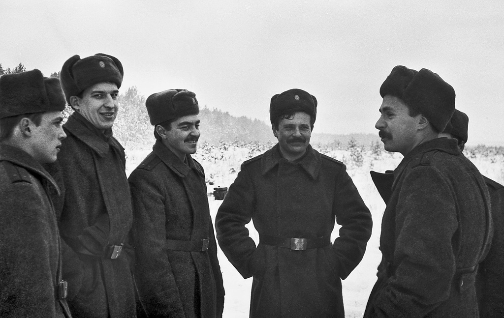 В минуту отдыха, ноябрь - декабрь 1985, Рязанская обл., Рыбновский р-н, с. Сельцы. Военные сборы офицеров-связистов запаса в зимнем лагере Рязанского Высшего Военного Командного Училища Связи.&nbsp;Третий слева&nbsp;– Михаил Николаевич Свирин (1960&nbsp;– 2014)&nbsp;– российский инженер и журналист. Известен изучением истории советских танков времен Великой Отечественной войны.