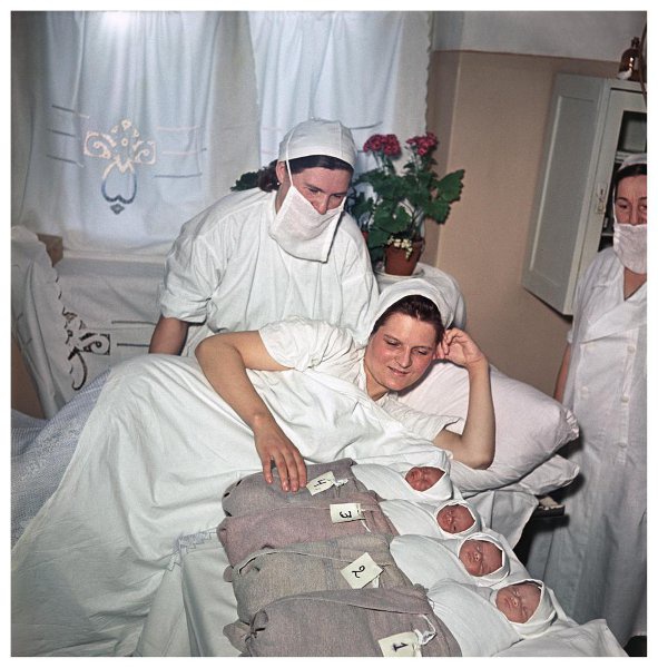 Мать В. З. Босова с четырьмя близнецами, 1956 год, г. Москва. Из архива журнала «Огонек»Выставка «Помощники чуду» с этой фотографией.