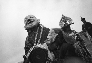 Мистерия Цам, 1933 год, Бурят-Монгольская АССР. Торжественное религиозное служение, совершаемое ежегодно на открытом воздухе в буддийских монастырях Забайкалья, Монголии и Тибета. Тибетское слово «цам» означает «танец», «пляска».Выставка «Страна Ая-Ганга» с этой фотографией.