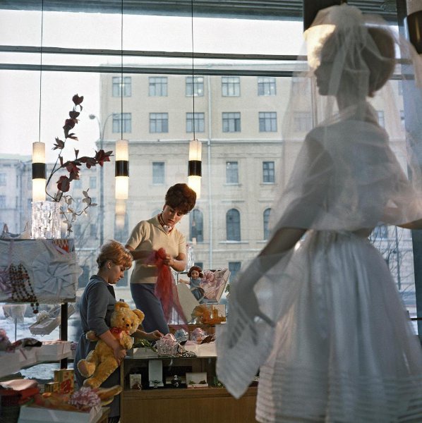 В магазине «Подарки» готовят витрину к 8 Марта, 1967 год, г. Москва. Выставки&nbsp;«11 лучших: манекены СССР» и «Международный женский день» с этой фотографией.
