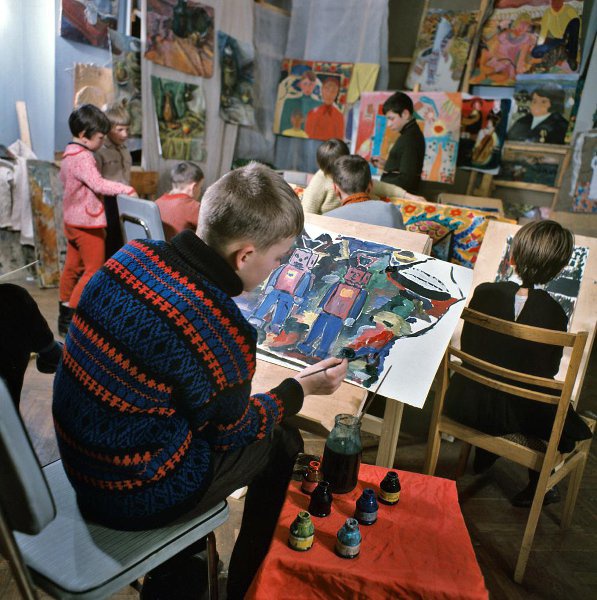 Изостудия, 1972 год, г. Москва. Из архива журнала «Огонек».Выставка «Яркое детство» с этой фотографией.