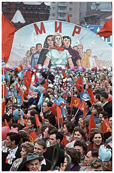 Первомайская демонстрация в Москве, 1 мая 1960, г. Москва. Из архива журнала «Огонек».&nbsp;Выставка «Москва праздничная»&nbsp;и видео «Весна!» с этой фотографией. 