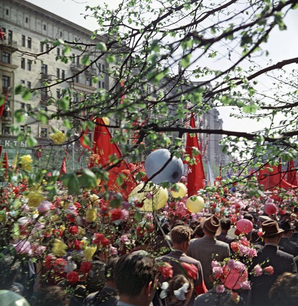 Праздничная первомайская Москва, 1 мая 1964, г. Москва. Ныне Тверская улица.Видео «Весна!» и «Самуил Маршак. "Круглый год"» с этой фотографией.