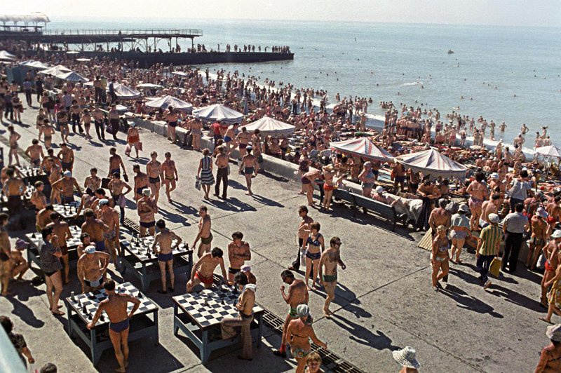 Отдых в Сочи. На городском пляже, 1978 год, Краснодарский край. Выставки:&nbsp;«Шахматная страна»,&nbsp;«Смотрите во все очи: это город Сочи!» с этой фотографией. 