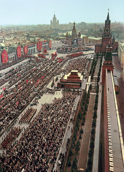 Демонстрация на Красной площади, 1956 год, г. Москва. Из архива журнала «Огонек».Выставка «Из архива журнала "Огонек". 1950-е» с этой фотографией.