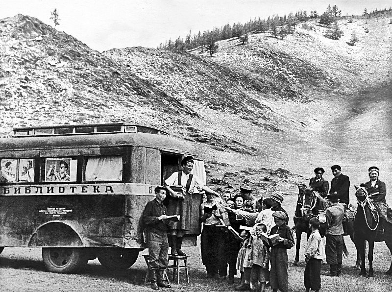 Передвижная библиотека приехала в колхоз «Дьяны Дьёл», 1937 - 1939, Алтайский край