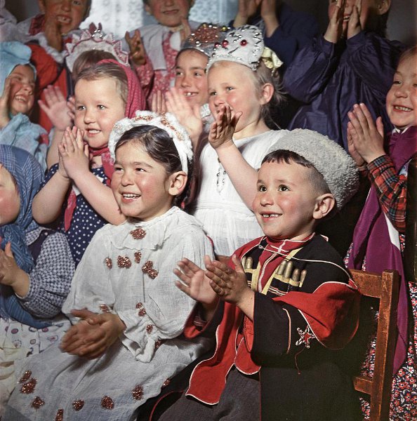 «Детский сад на Памире», 1957 год, Таджикская ССР. Из архива журнала «Огонек».Выставка «Снежинка, зайчик и мушкетер. Карнавальные костюмы на Новый год» с этим снимком.