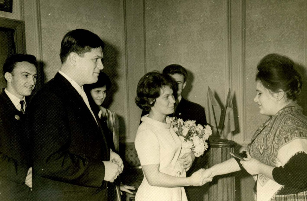 Свадьба, 1963 год, г. Москва. Свадьба Ирины Юрьевны и Александра Васильевича Сухининых.Выставка «ЗАГС: торжество любви по-советски» с этой фотографией.&nbsp;