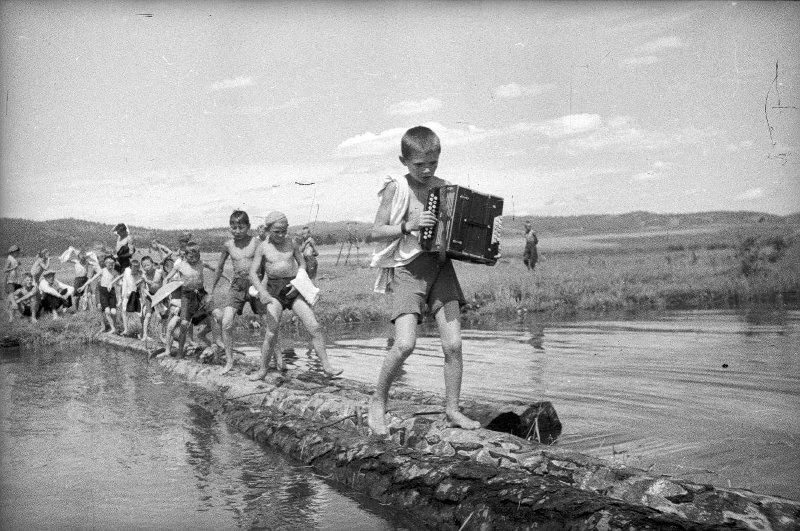В пионерском лагере, 1938 год, Бурят-Монгольская АССР. Выставка «Играй, гармонь!» с этой фотографией.