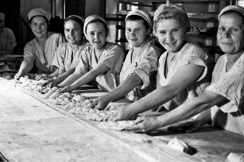 Московский хлеб, 1946 год, г. Москва. Выставка «Хлеб – всему голова!» с этой фотографией.&nbsp;