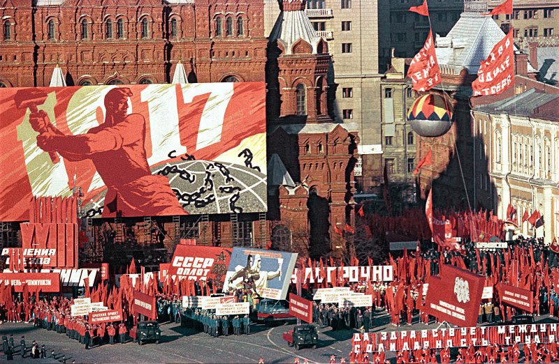 Первомайская демонстрация на Красной площади, 1 мая 1967, г. Москва. Выставка «Первомай» с этой фотографией.
