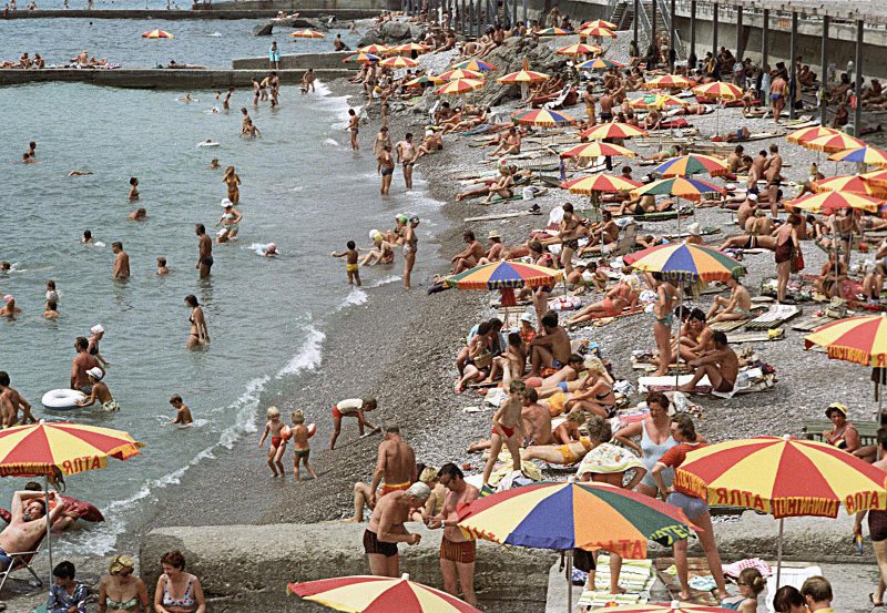 Пляж гостиницы «Ялта», 1978 год, Украинская ССР, Крымская обл., г. Ялта. Выставка «Ялта – город счастья» с этой фотографией.&nbsp;