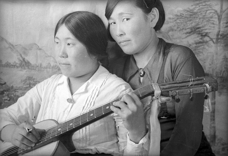 Девушки с гитарой, 1938 год, Бурят-Монгольская АССР. Выставка «Страна Ая-Ганга» с этой фотографией.