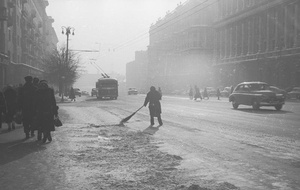 Улица Горького около Моссовета, 1959 год, г. Москва. Ныне Тверская улица.Выставки&nbsp;«10 фотографий: дворники» и «Московский троллейбус» с этой фотографией. 